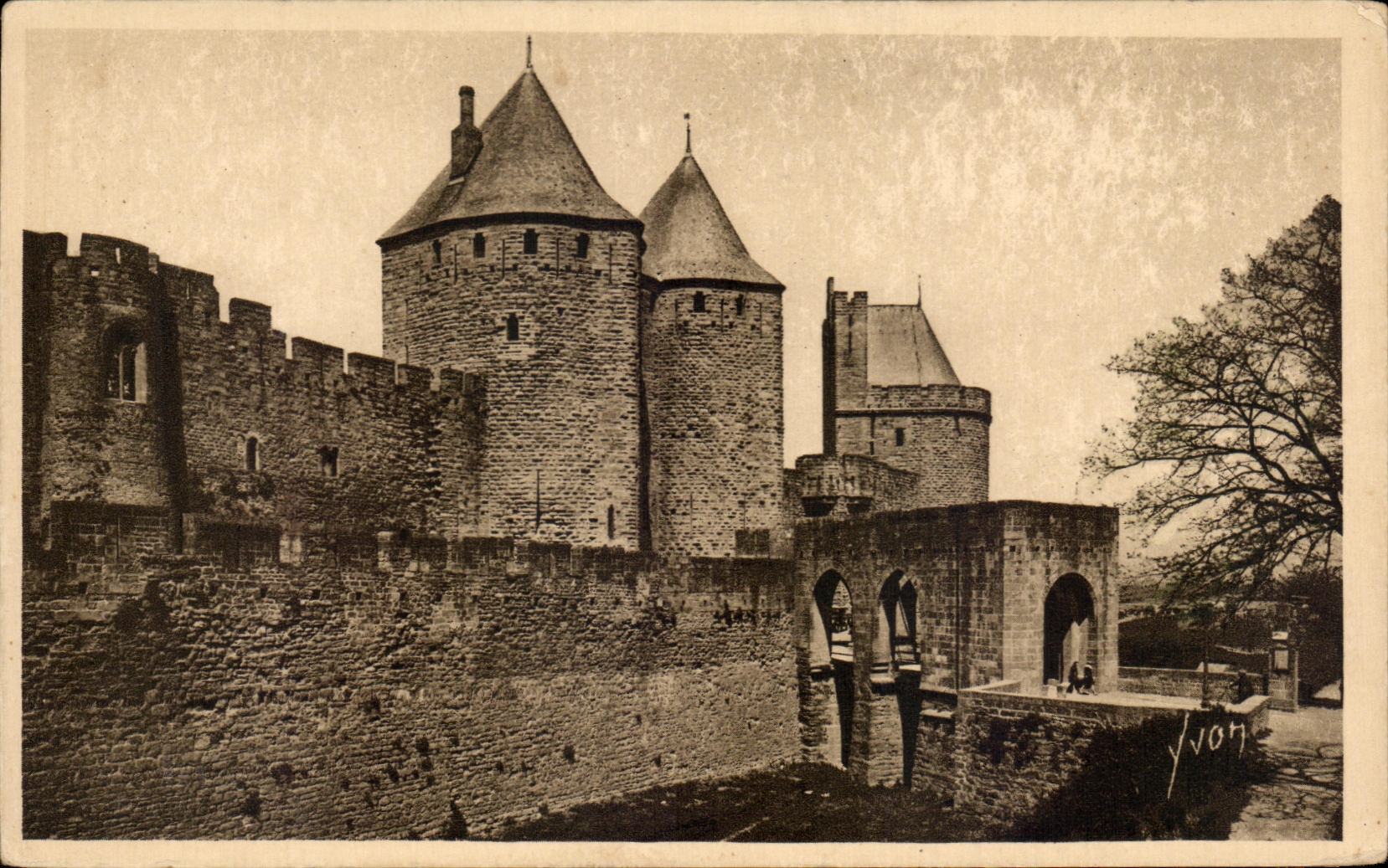 CPA Carcassonne Cite De L'Entree du Chateau Porte Narbonnaise
