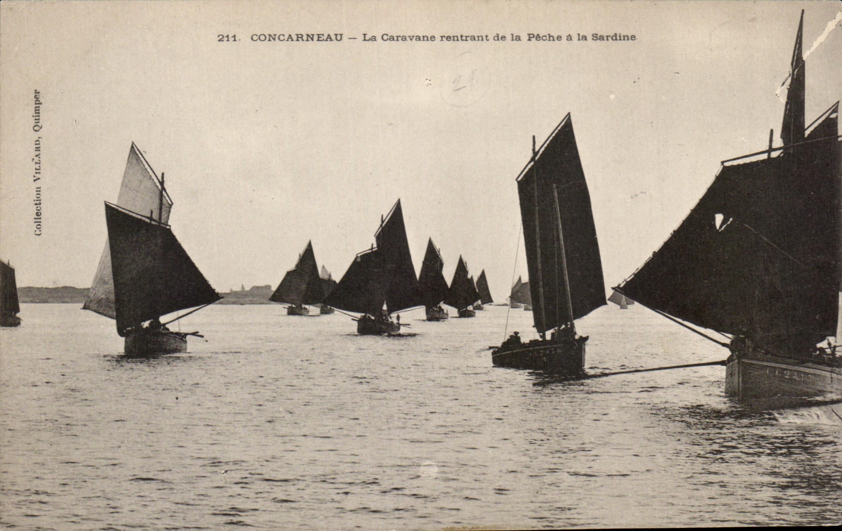 CPA Concarneau La Caravane rentrant de la Peche a la Sardine Bateau
