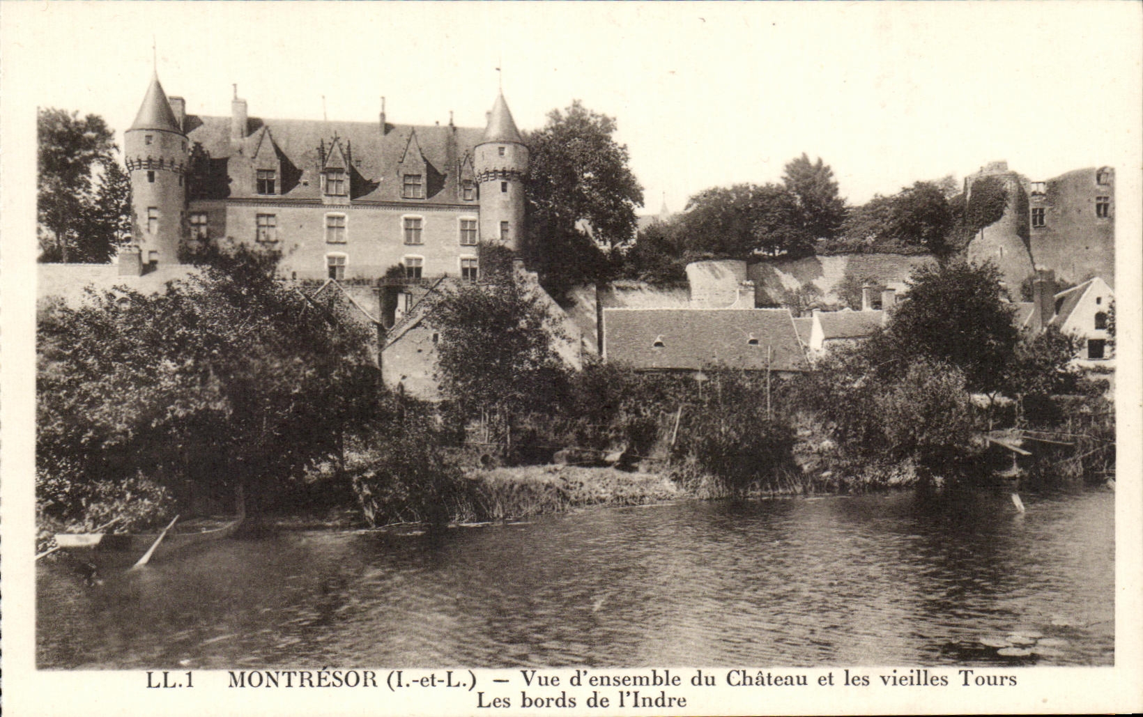 CPA Montresor Vue d'ensemble du Chateau et les vieilles Tours Les bords de I'Indre