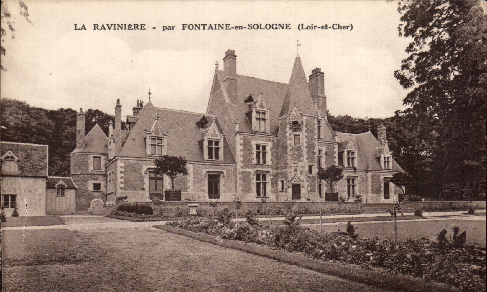 La Ravinière - par Fontaine-en-Sologne (Loir-et-Cher) — château à toits en ardoise et jardins