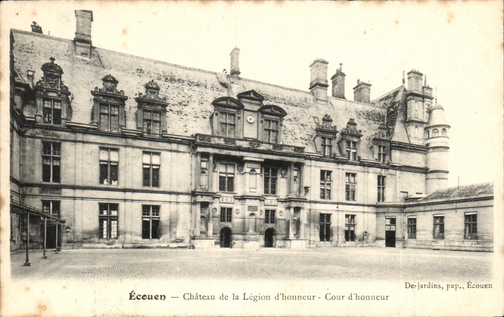 CPA Ecouen Chateau de la Legion d'honneur Cour d'honneur