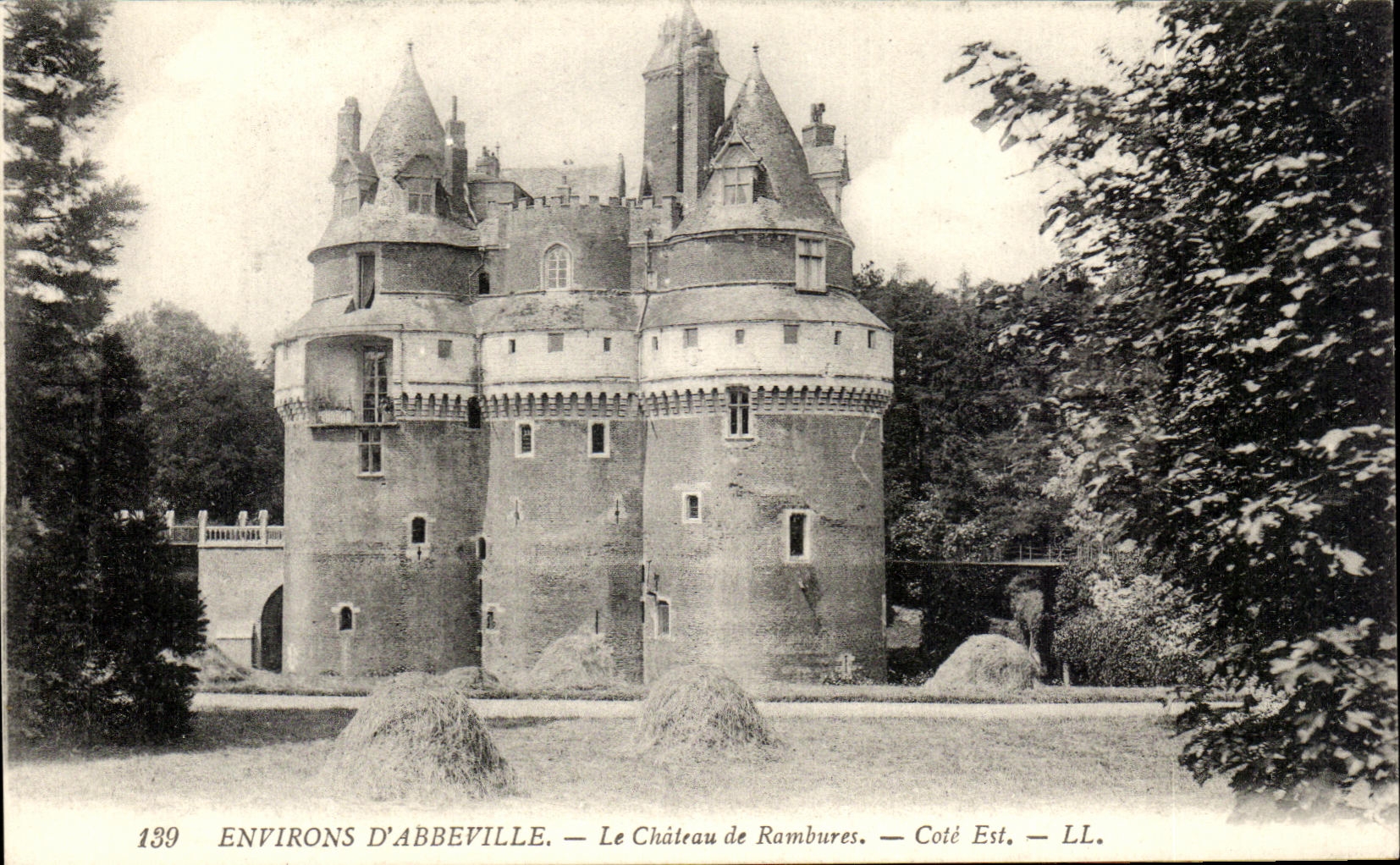 CPA Environs D'Abbeville Le Chateau de Rambures Cote Est