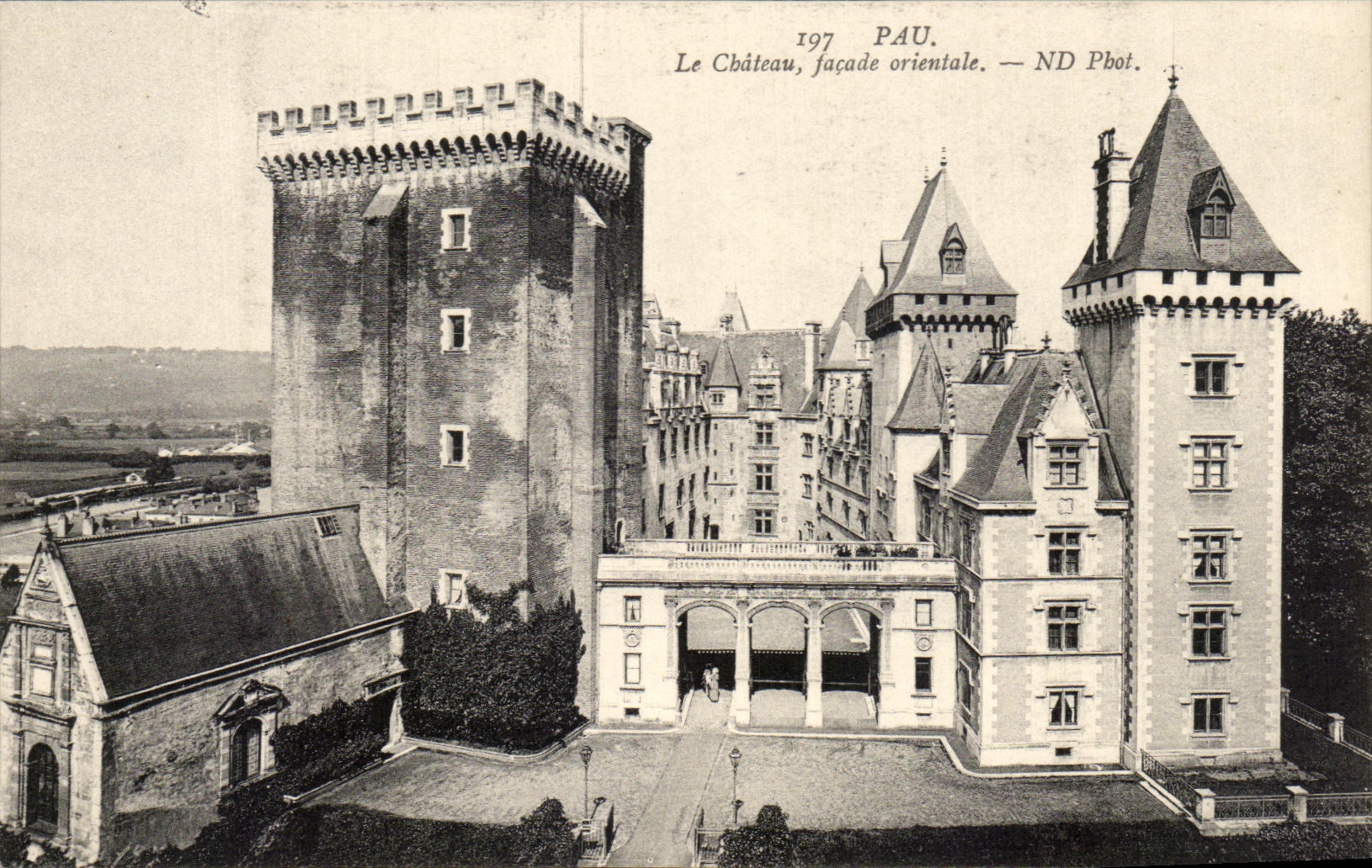Pau — Le Château, façade orientale — ND Pbot.
