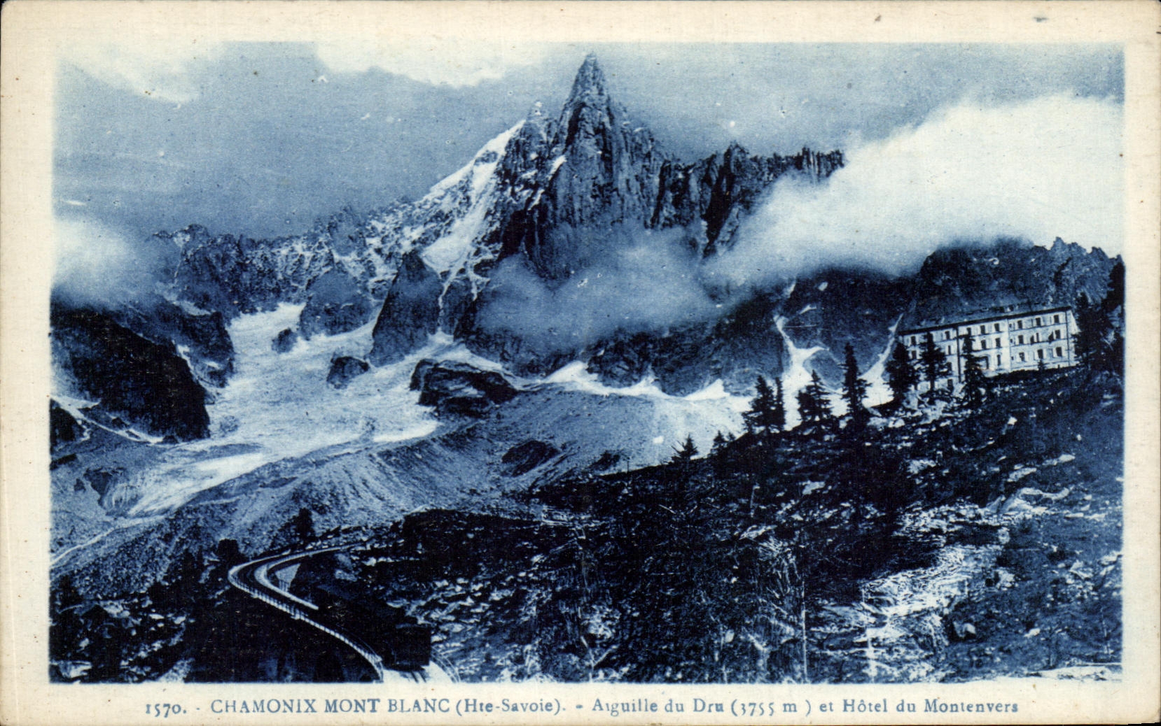 CPA Chamonix Mont Blanc Aiguille du Dru et Hotel du Montenvers