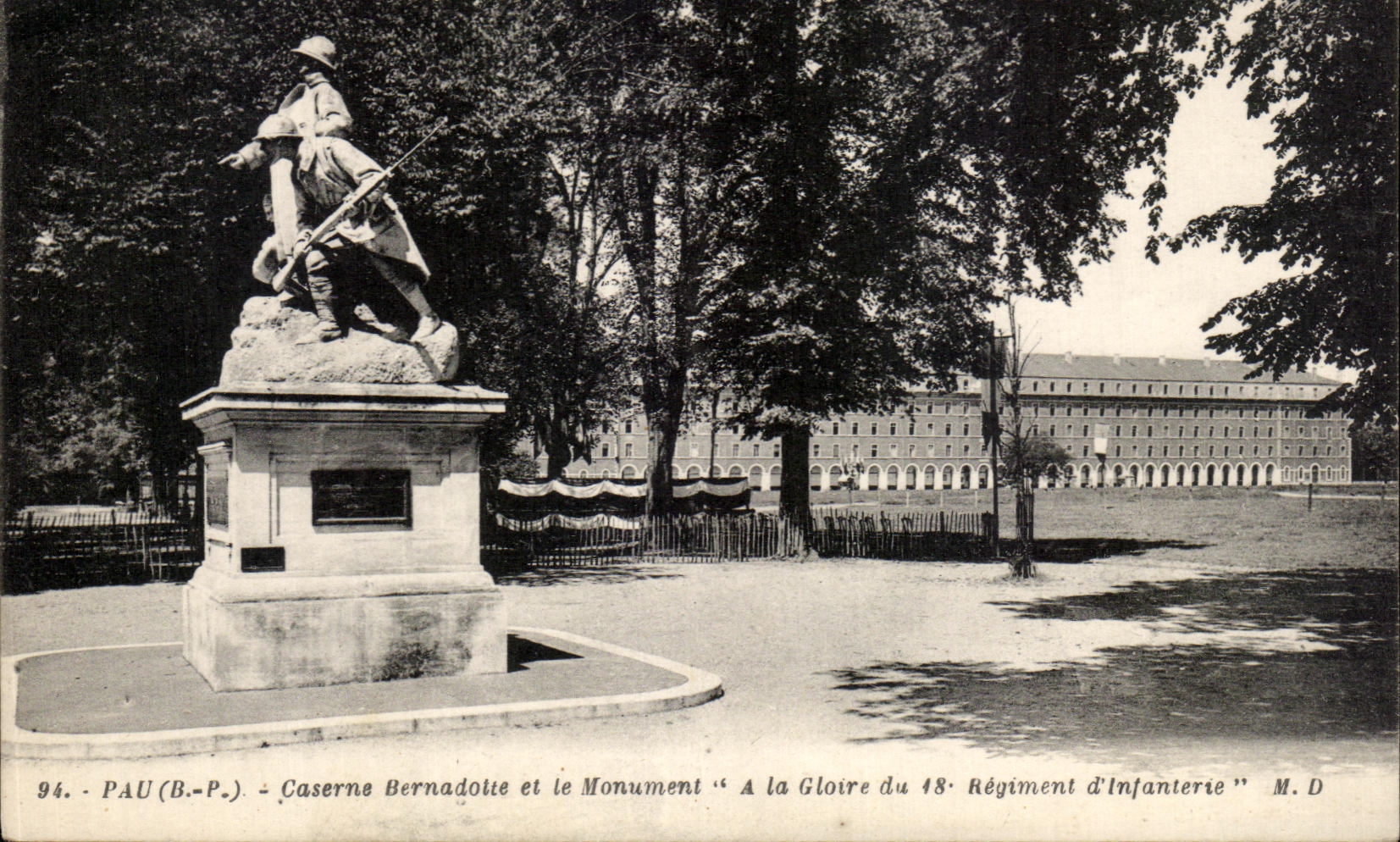 CPA Pau Caserne Bernadotte et le Monument A la Gloire du 48eme Regiment d'infanterie Militaria 