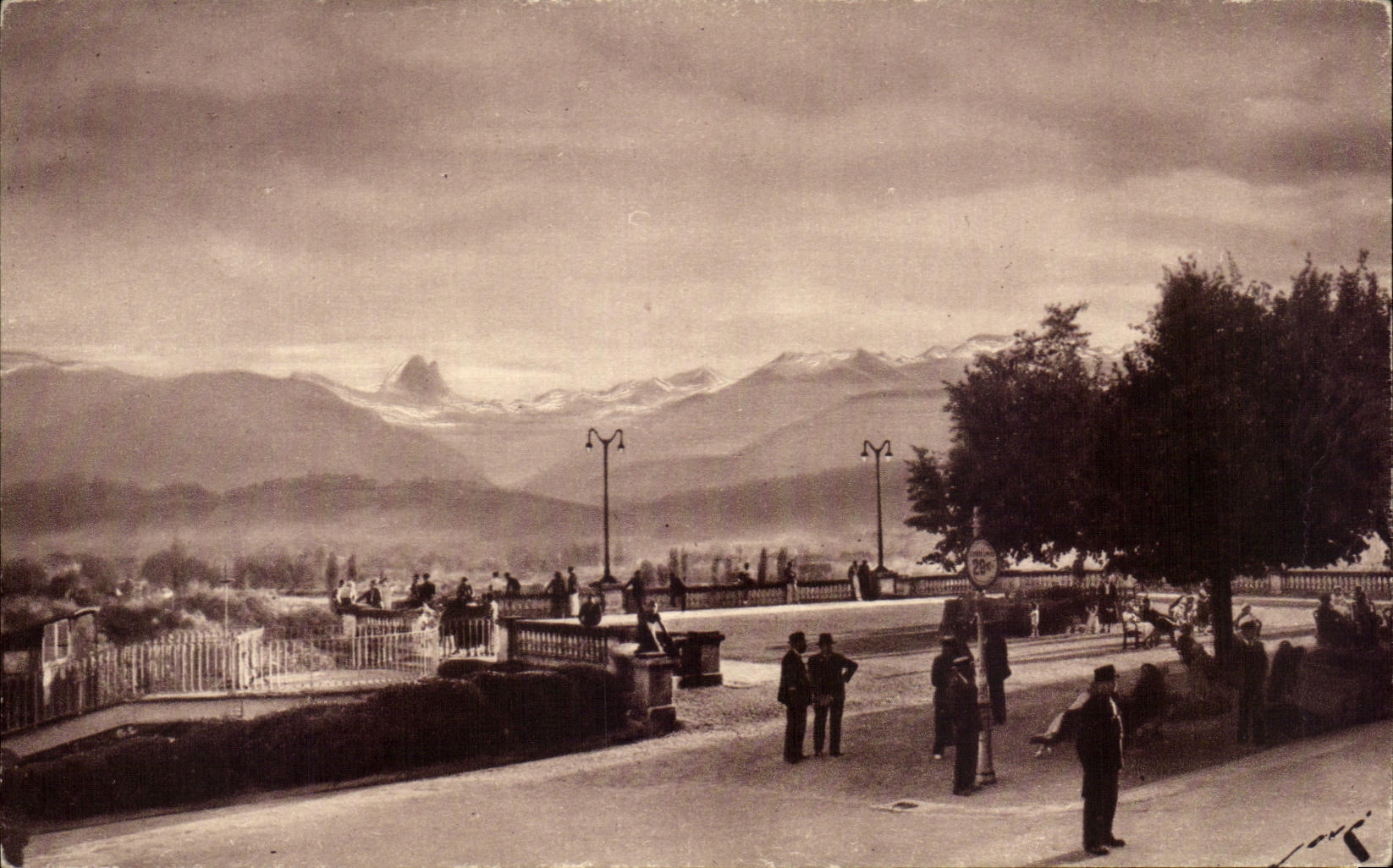 Pau (B.P.) — La terrasse, la chaîne des Pyrénées et le Pic du Midi d'Ossau — Éditions JOVÉ