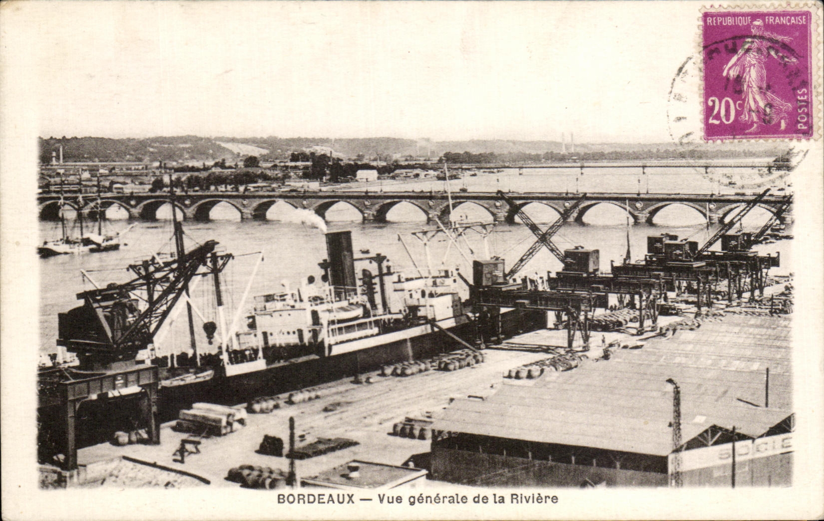 CPA Bordeaux Vue Generale De La Riviere Bateau