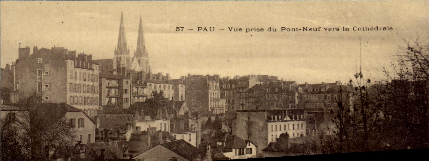 Pau — Vue prise du Pont-Neuf vers la Cathédrale — Chocolat-Vinay