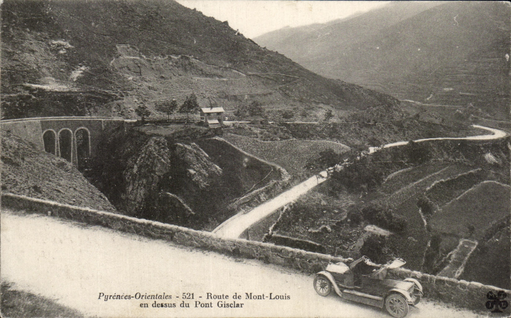 CPA Pyrences Orientales Route de Mont Louis en dessus du pont Gisclar Automobile