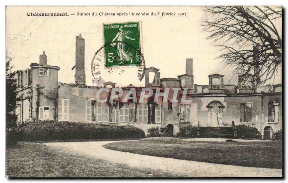 CPA Chateaurenault Ruines du Chateau apres I'Incendie du 5 fevrier 1907