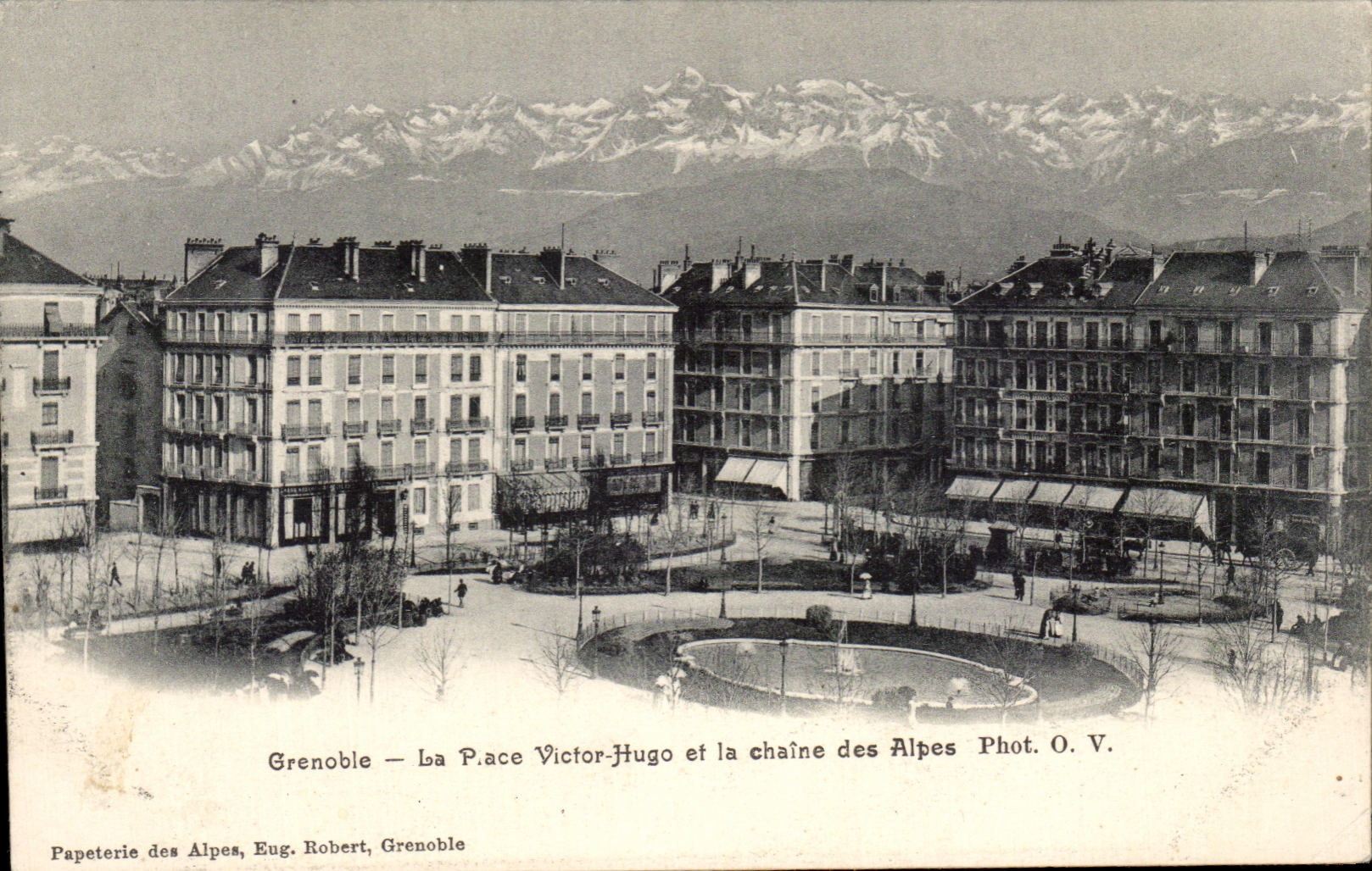 Grenoble — La Place Victor-Hugo et la chaîne des Alpes — Phot. O.V. — Papeterie des Alpes, Eug. Robert, Grenoble