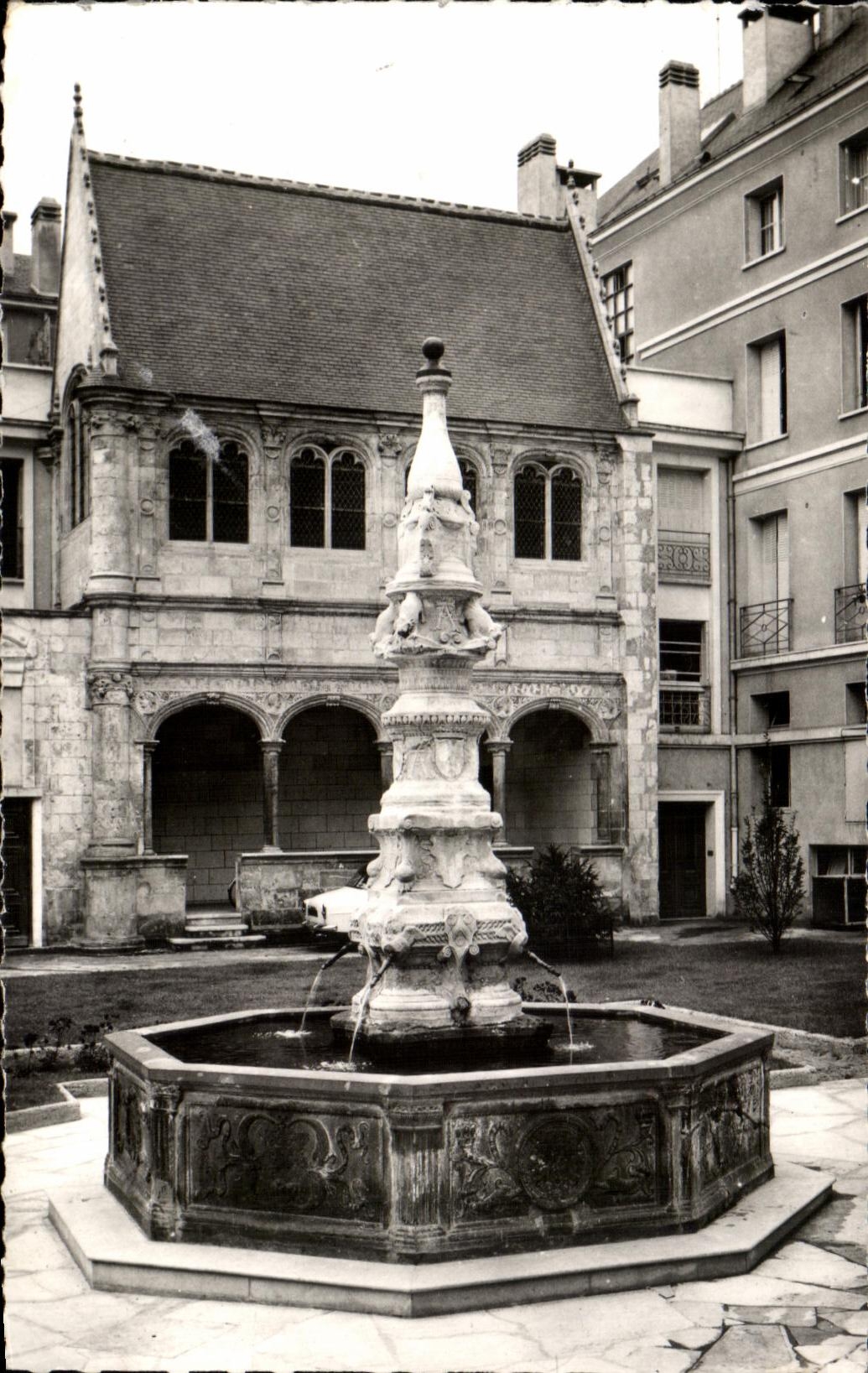 CPA Tours La fontnine de Beaune