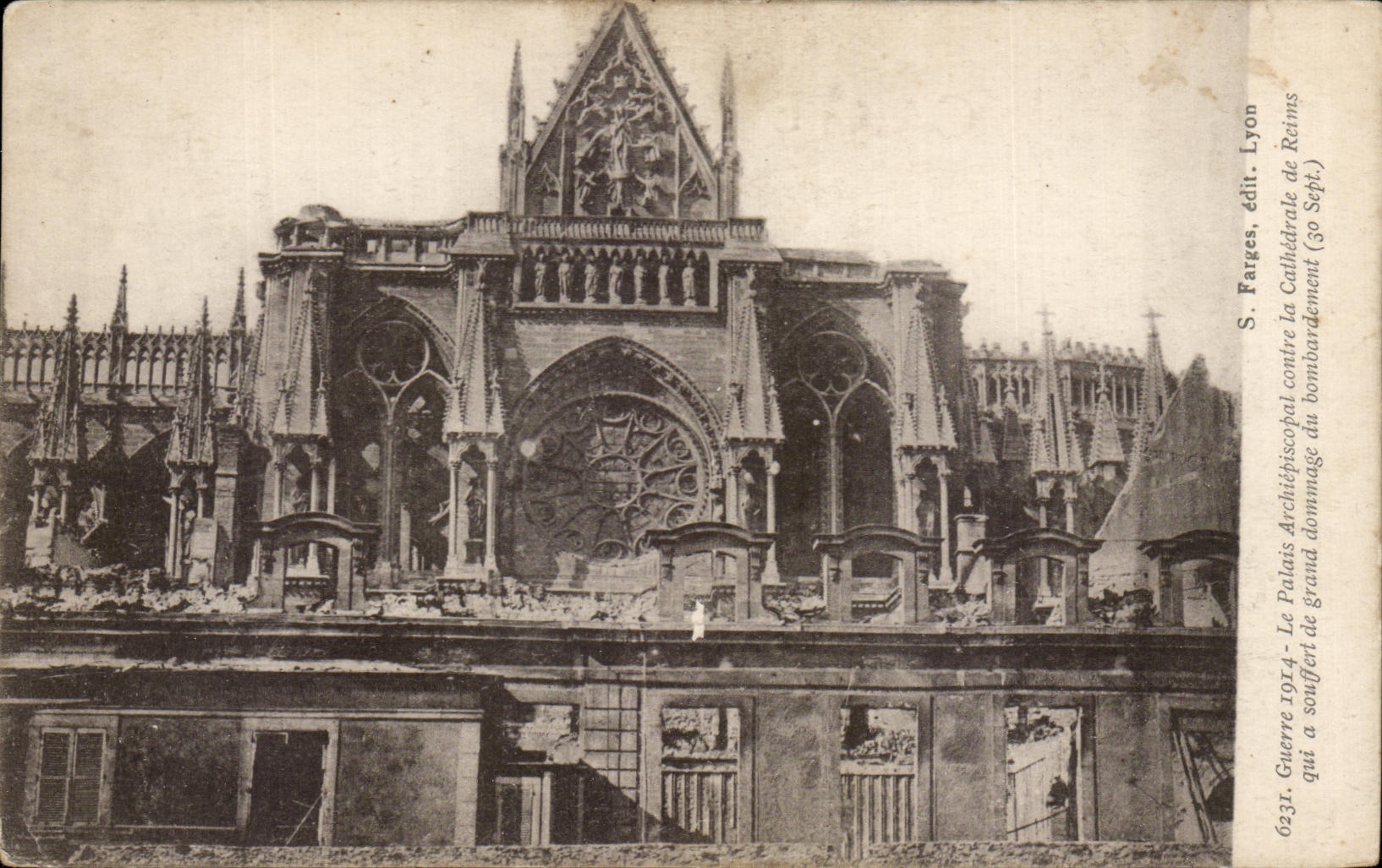 CPA Guerre Le Palais Archiepiseapal Contre La Cathedrale De Reims