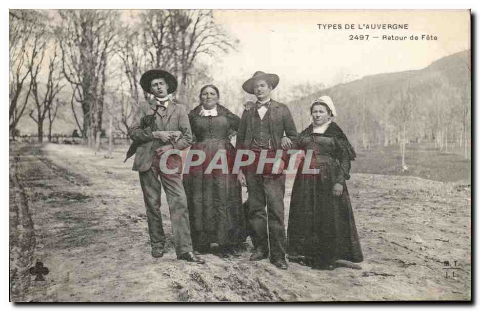 CPA Types de l'Auvergne Retour de Fete Folklore Costume 