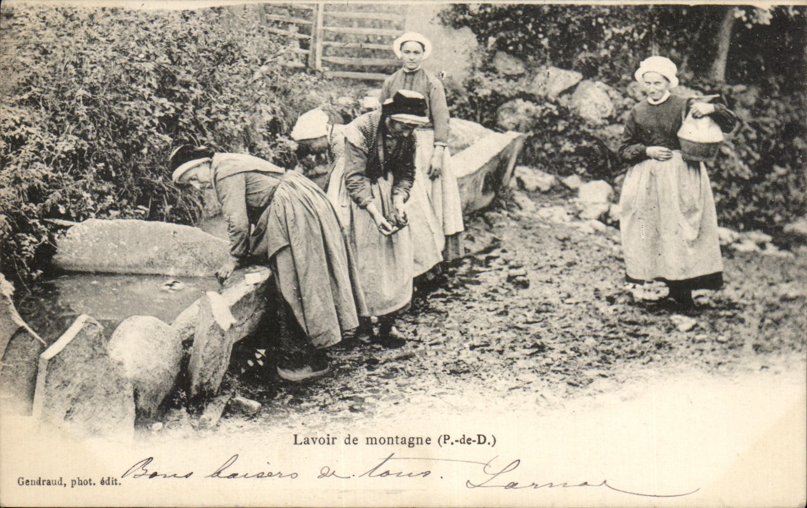 CPA Lavoir de Montagne Folklore Costume Auvergne Puy de Dome