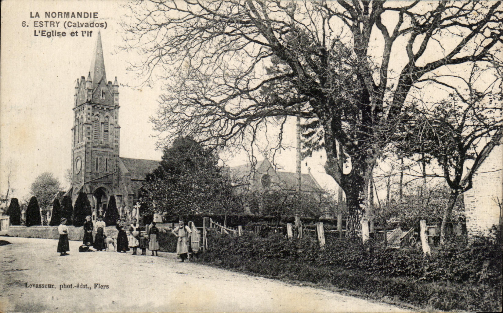 Estray (Calvados) — L'église et l'if — Lovasseur, phot.-édit., Flers