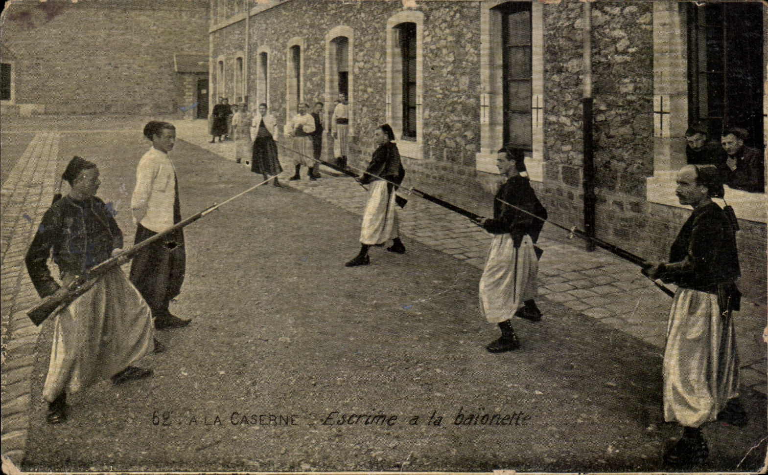 CPA La Caserne Escrime a la baionette Militaria Fencing