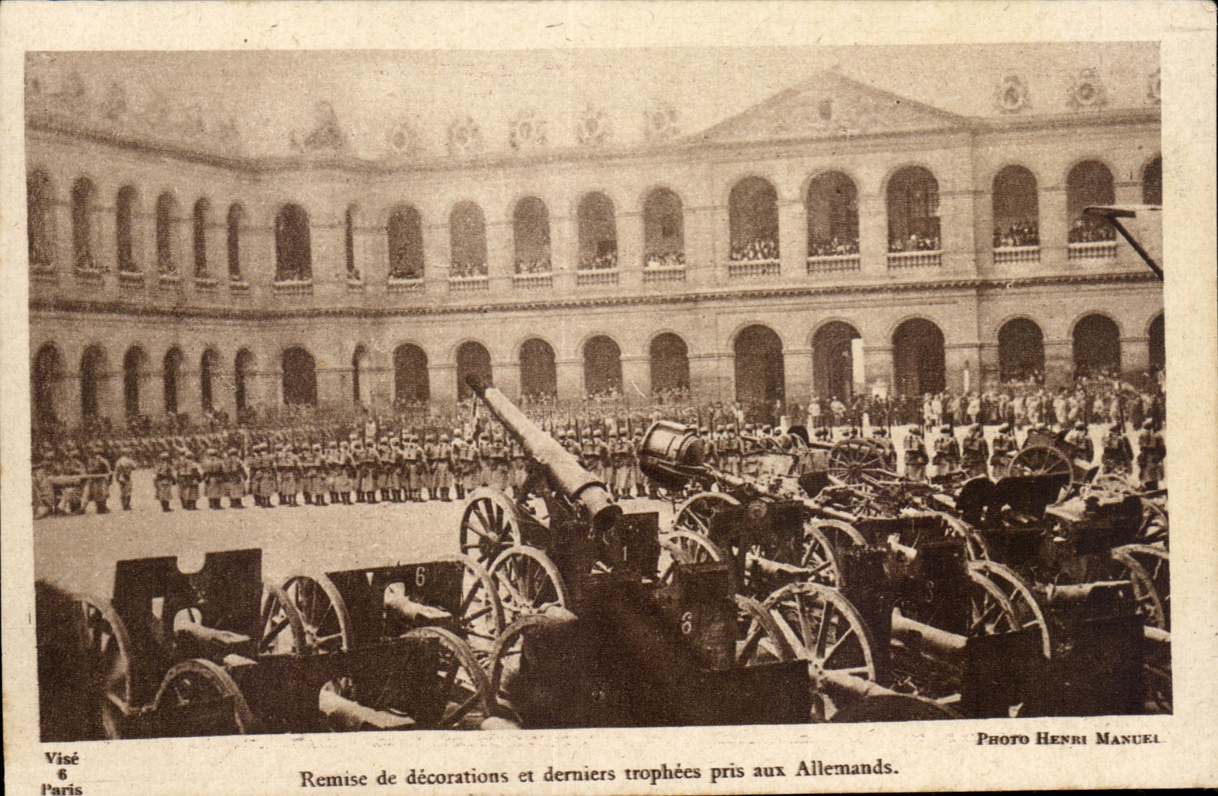 CPA Remise de decorations et deniers trophees pris Allemands Publicite Ricqles Militaria