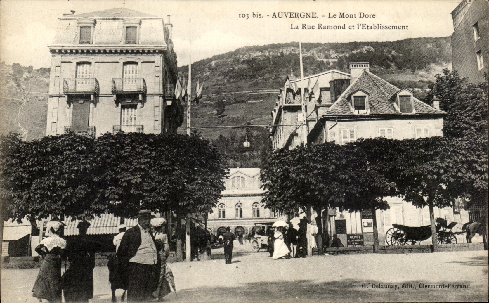 CPA Auvergne Le Mont Dore La Rue Ramond er l'Etablissement