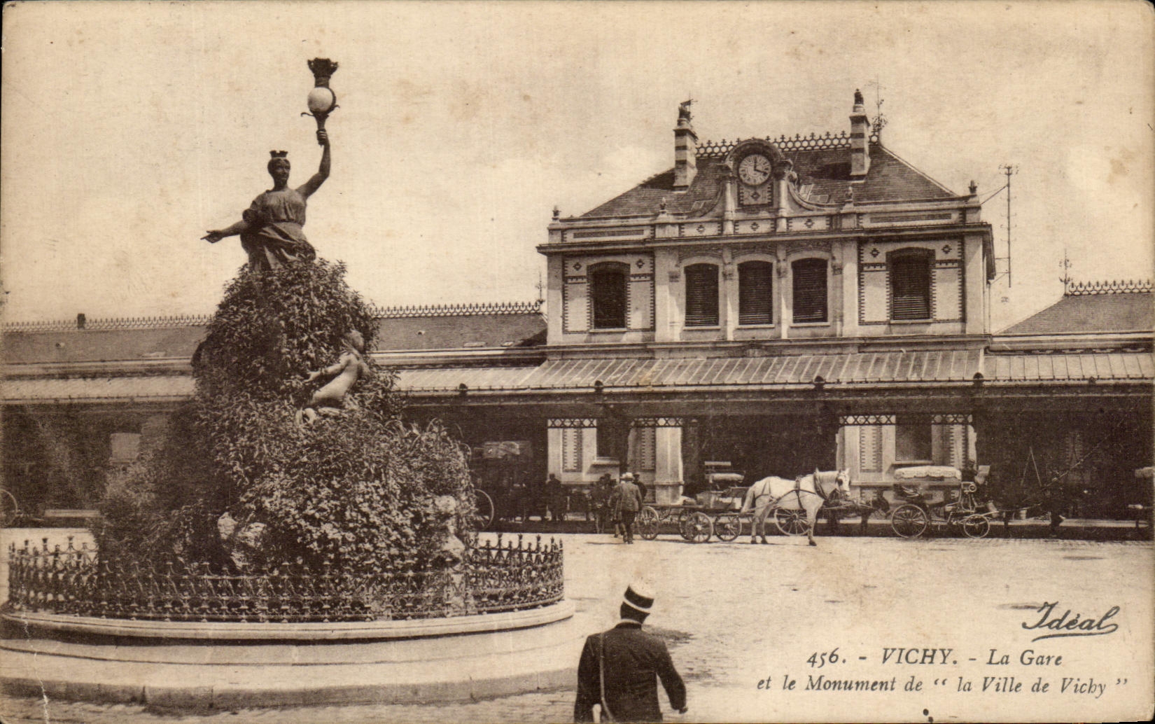CPA Vichy La Gare Et Le Monument De La Ville De Vichy