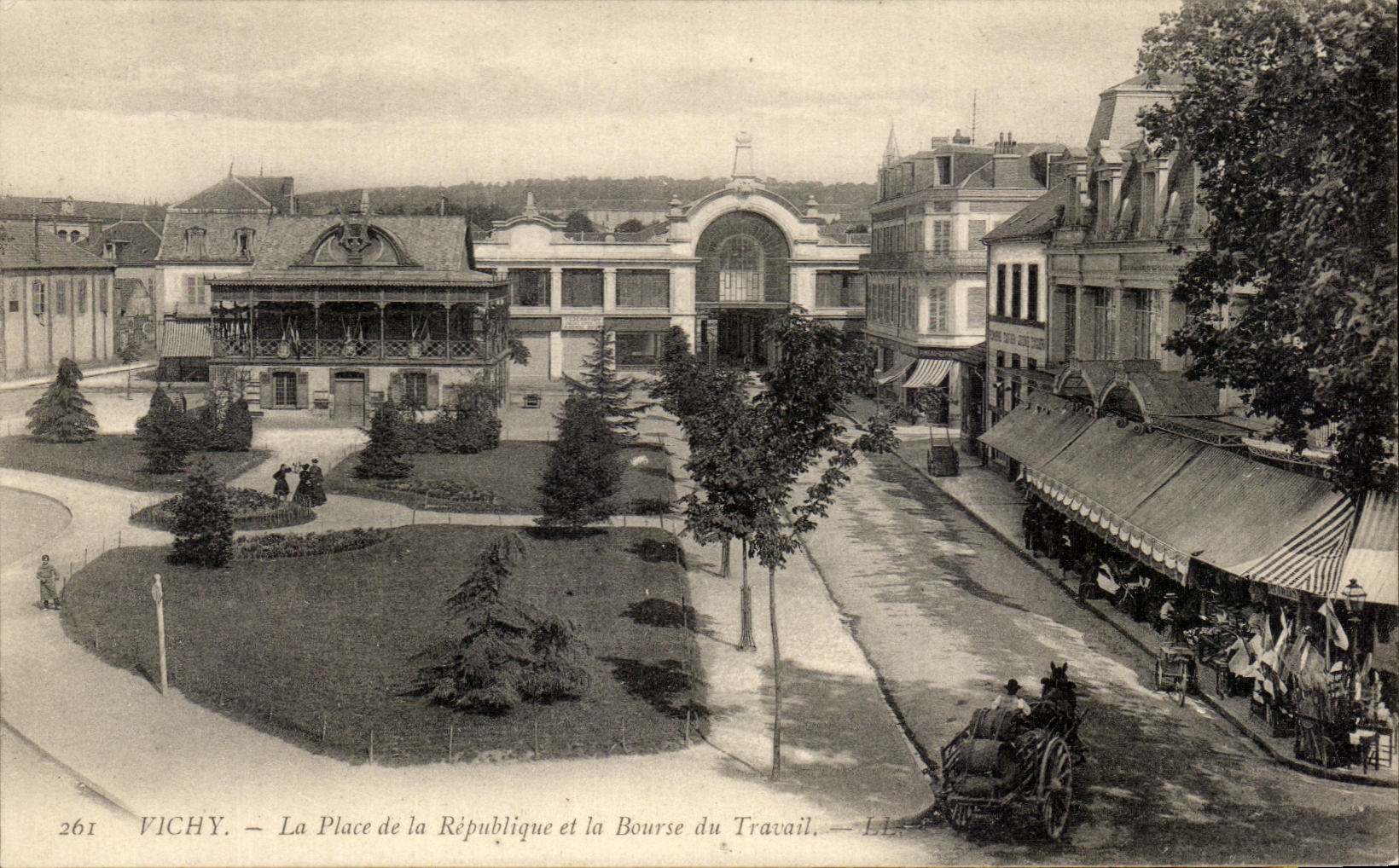 CPA Vichy La Place De La Republique Et La Bourse Du Travail