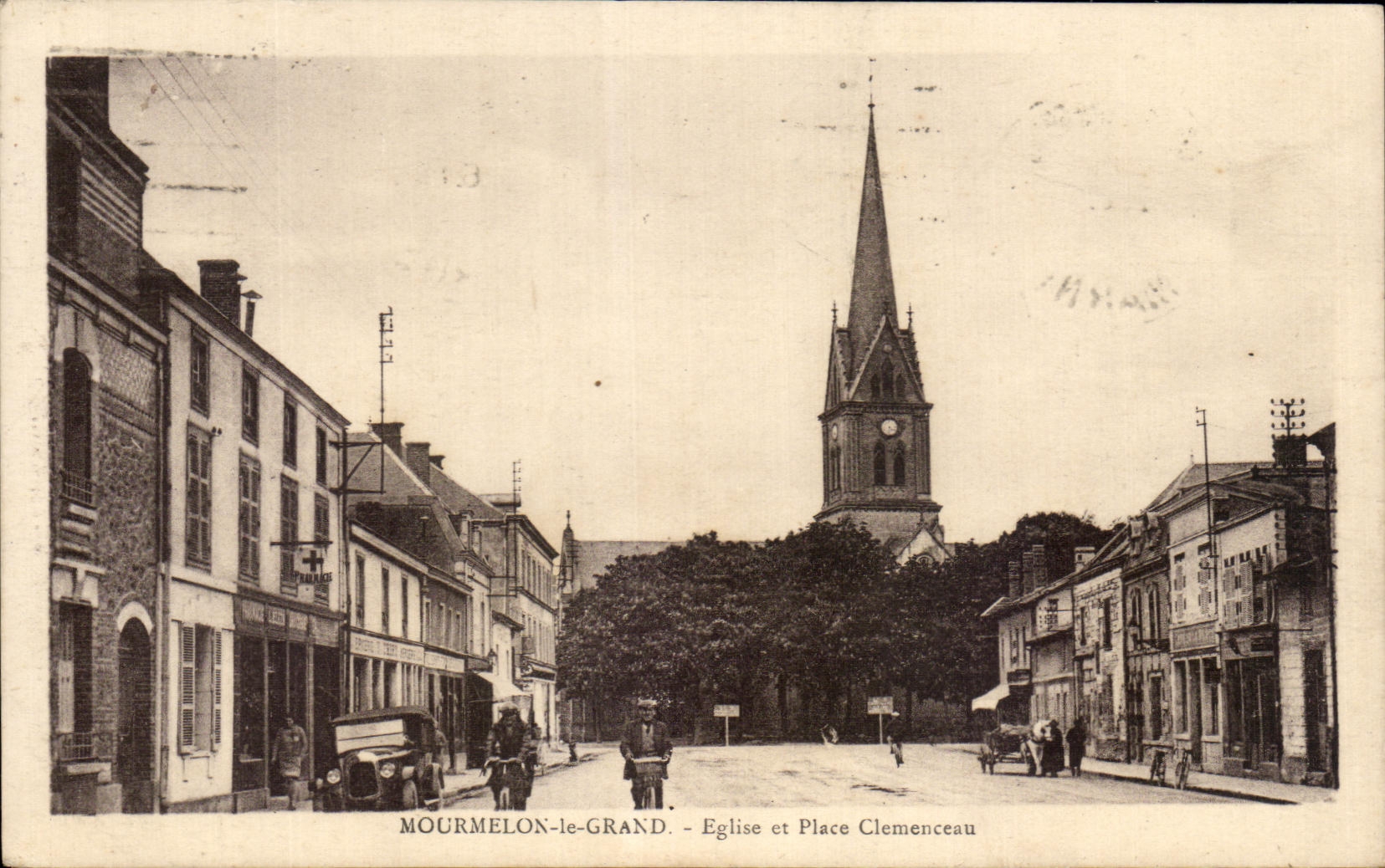 Mourmelon-le-Grand - Église et Place Clemenceau — éditeur non identifié, n° de série non visible