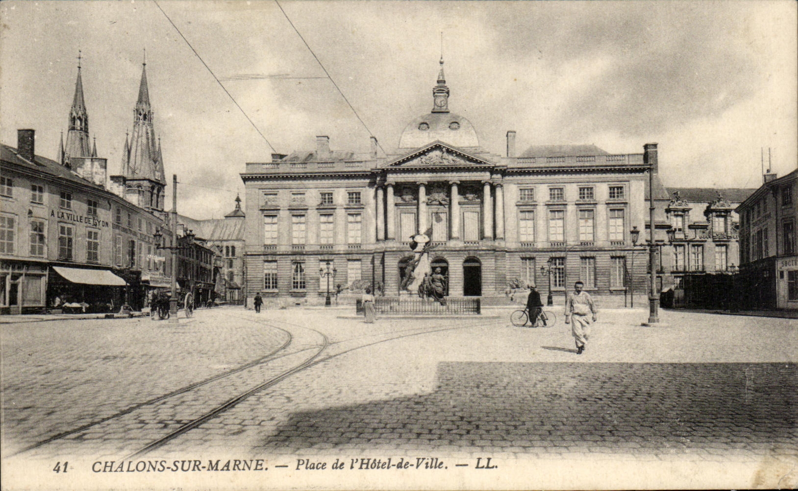 Chalons-sur-Marne — Place de l'Hôtel-de-Ville — LL. N°41