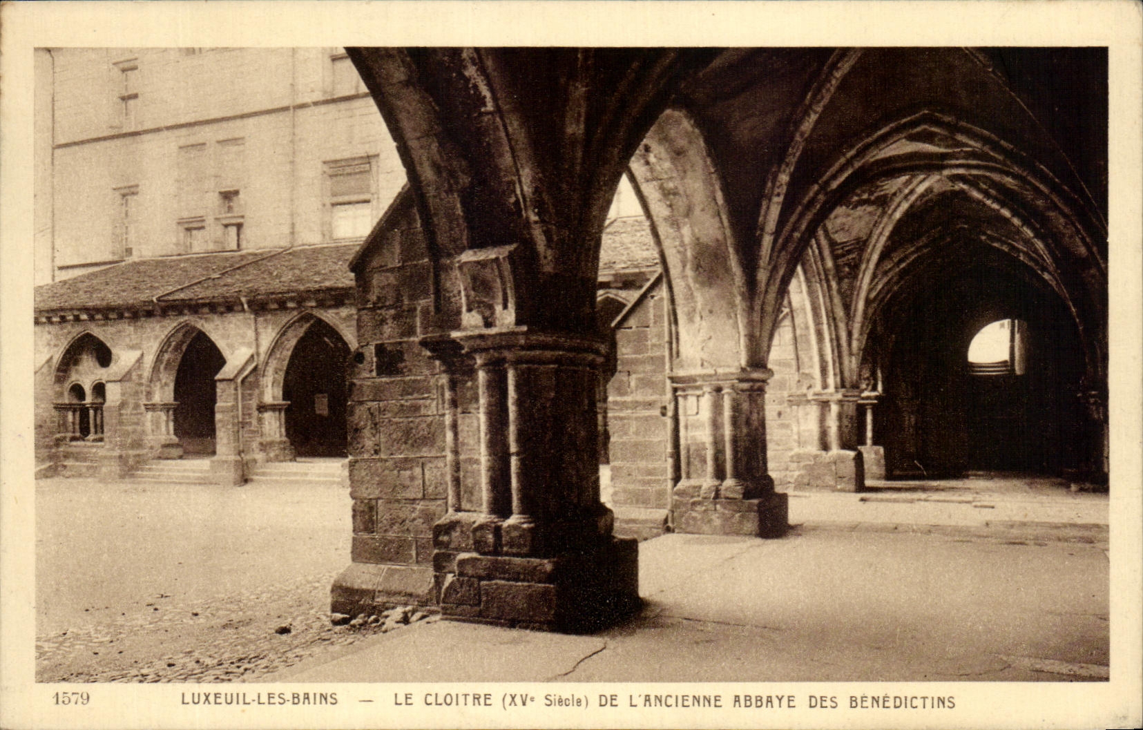 LUXEUIL-LES-BAINS — LE CLOITRE (XVe Siècle) DE L'ANCIENNE ABBAYE DES BÉNÉDICTINS — n° 1579