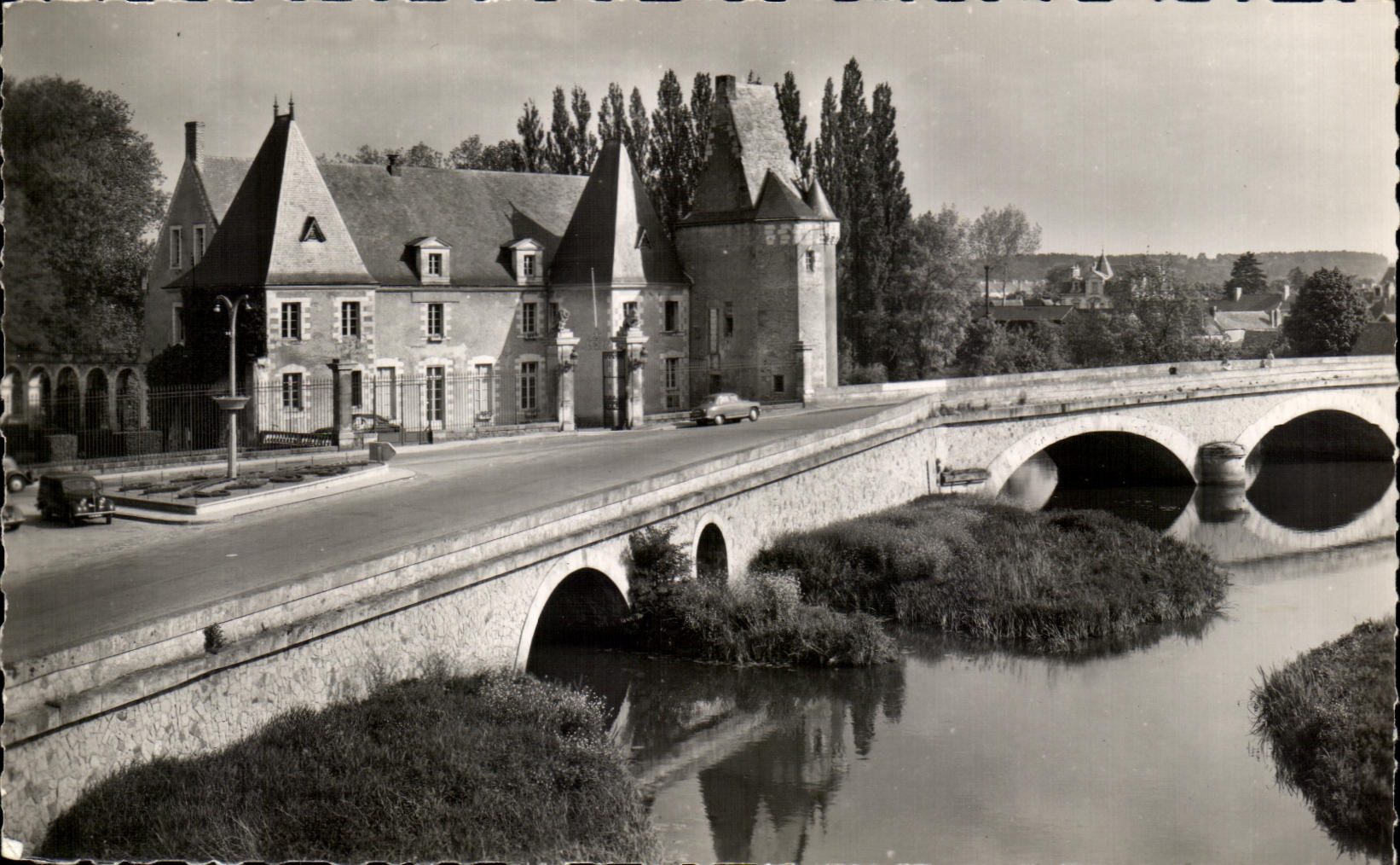 La Flèche (Sarthe) — Le Château et le Pont des Carmes — Éditions du Céleste, La Flèche