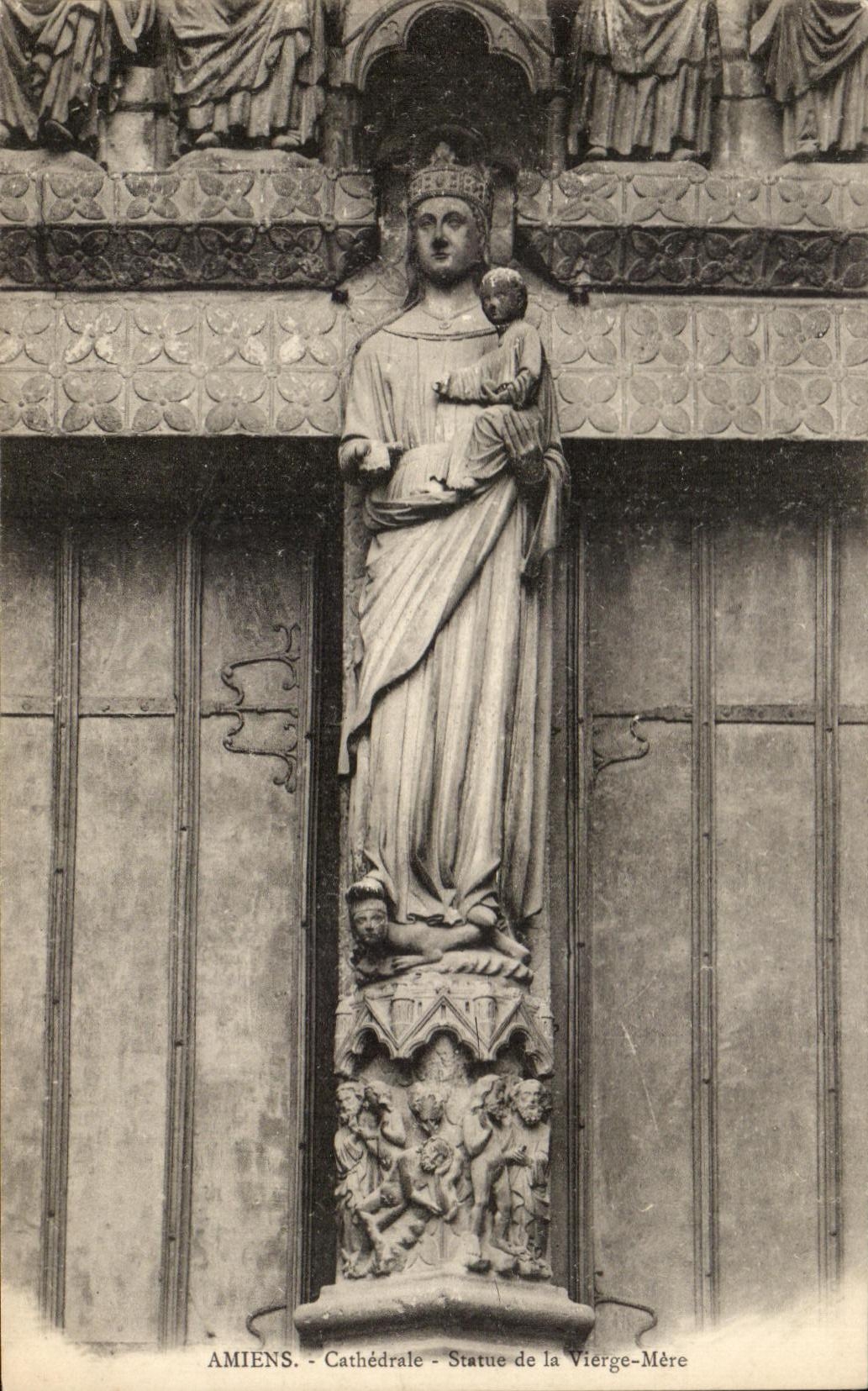 CPA Amiens Carthedrale Statue de la Vierge Mere