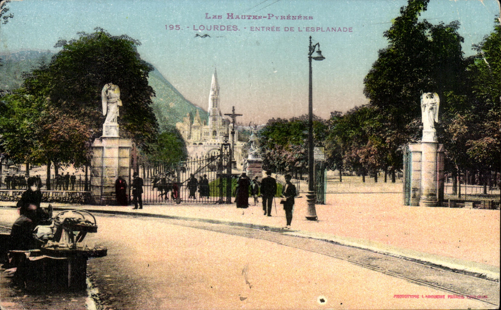 CPA Les Hautes Pyrenees Lourdes Entree De L'Esplanade