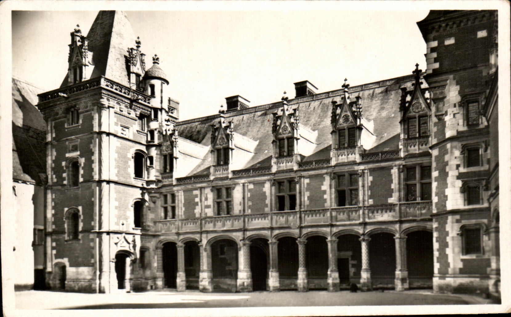 CPA Blois Le Chateau Cour Interieure