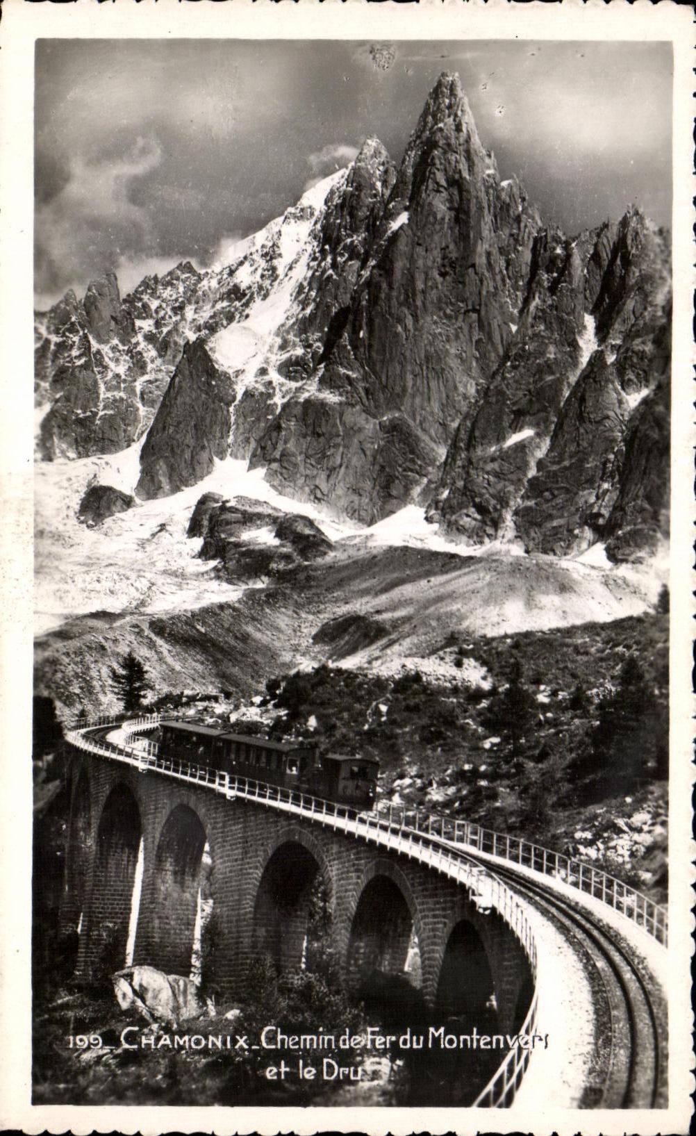 CPA Chamonix Chemin de Fer du Montenvert et le Dru Train
