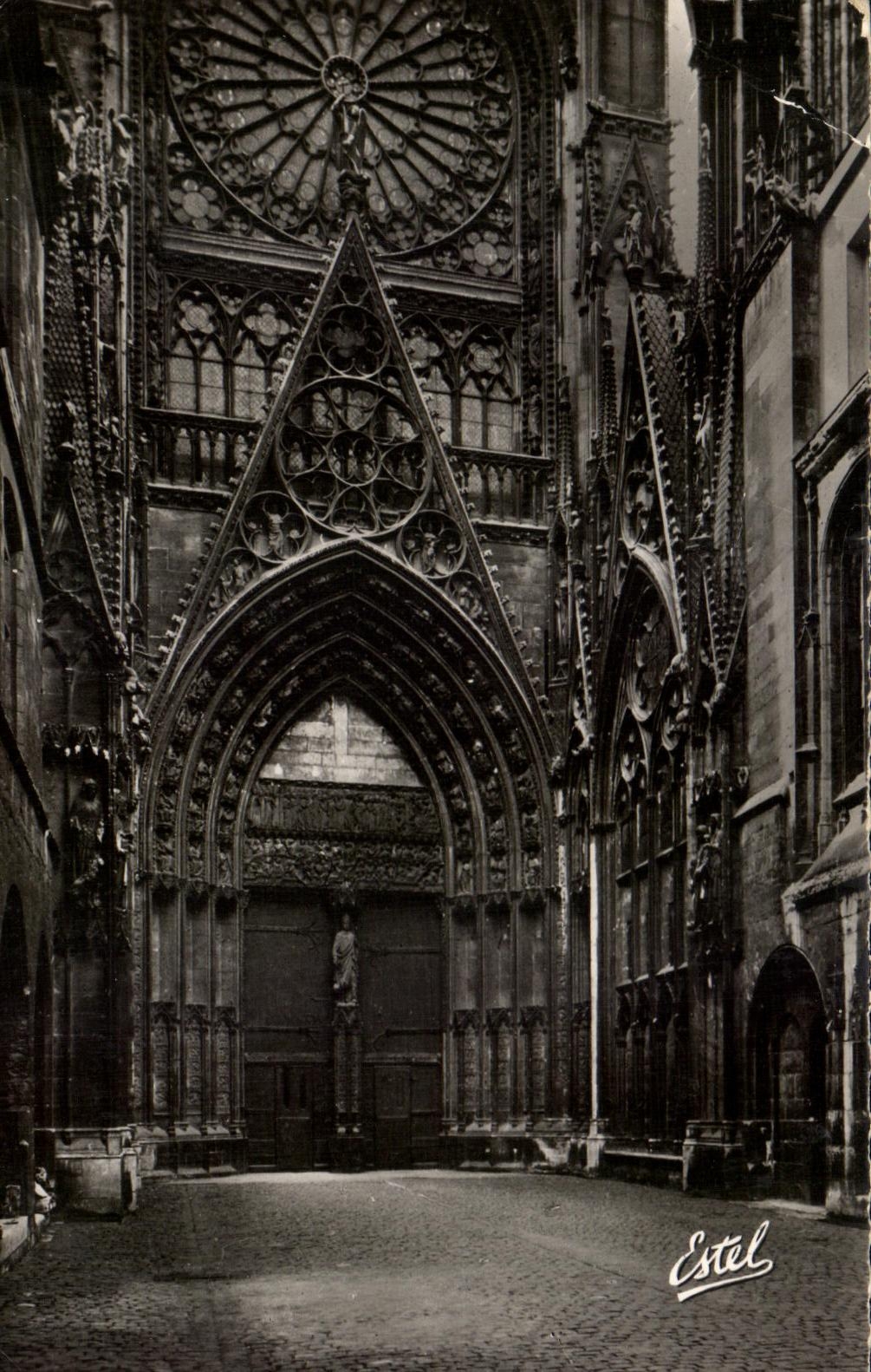 CPA Rouen La Cathedrale Cour des Libraires The Cathedral Booksellers