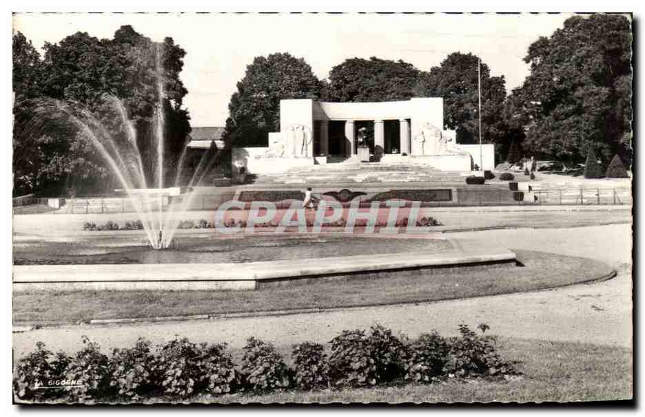 CPA Reims Fontaine de la Place de la Republique et le Monument aux Morts