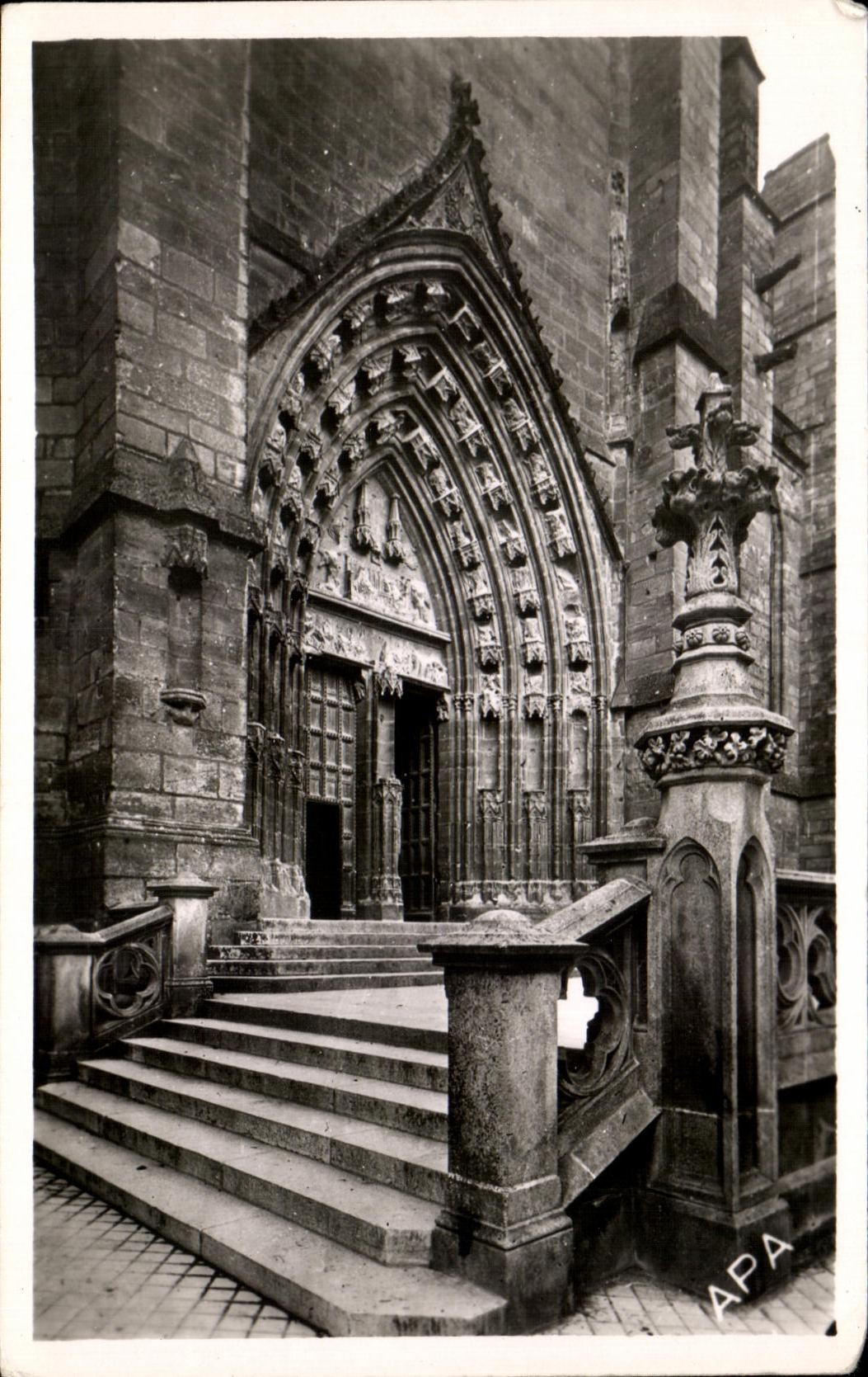 CPA Rodez Portail et parvis de la cathedrale