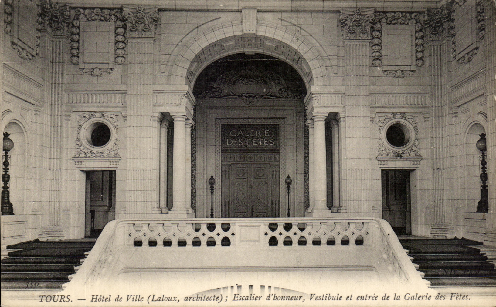 CPA Tours Hotel de Ville Escalier d'honneur Vestibule et entree de la Galerie des Fites