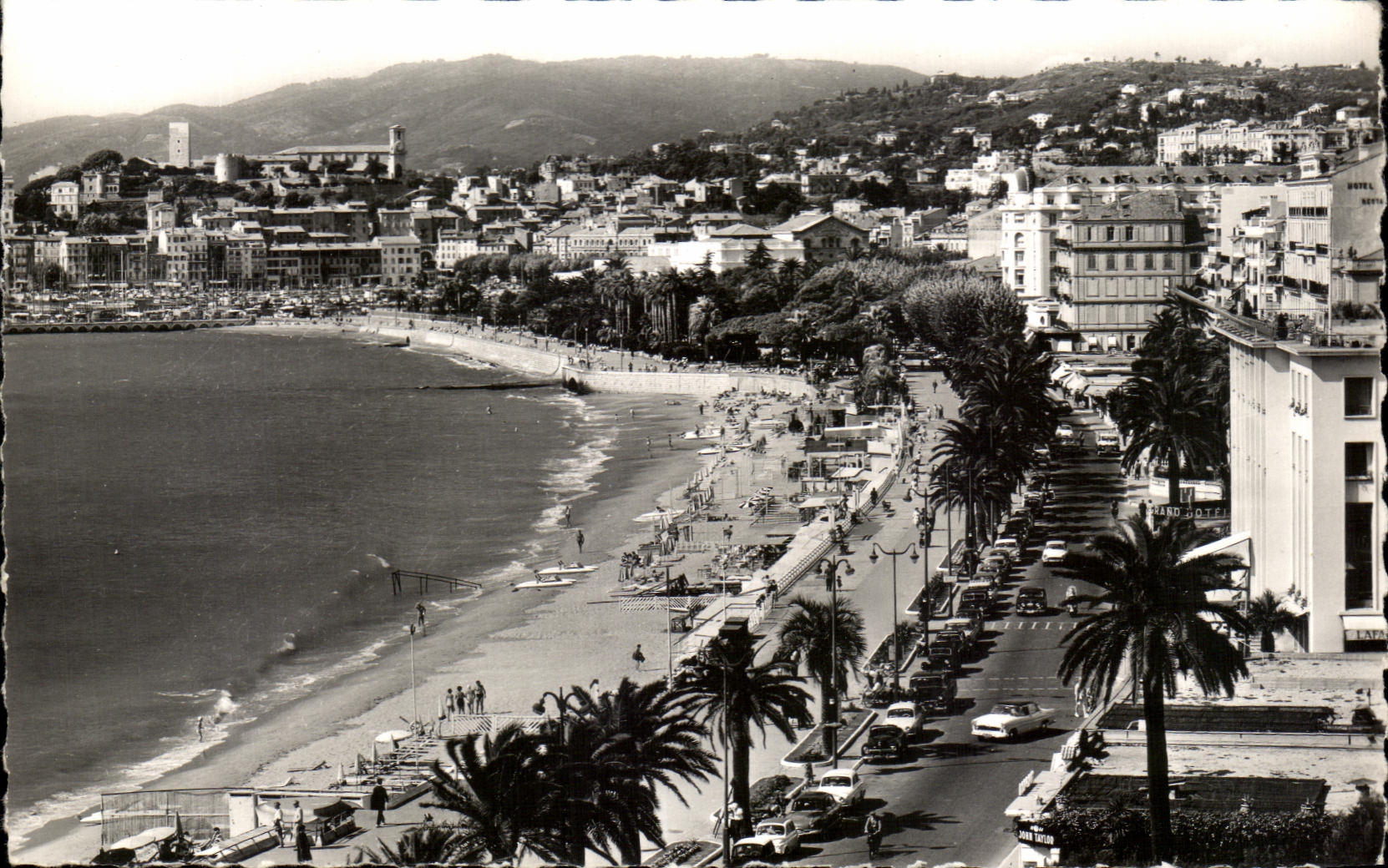 CPA Cote D'Azur Cannes La Croisette la Plage de Sable fin an Fond le suquest