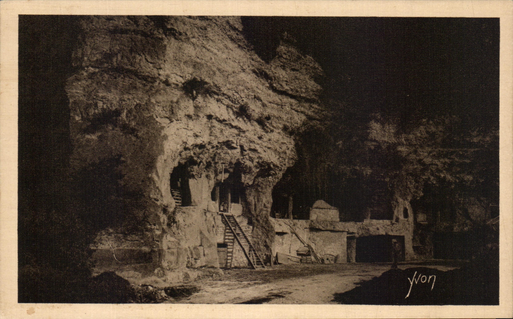 Châteaux de la Loire — Modernes Troglodytes sur les bords de la Loire — Édition d'Art YVON, Paris