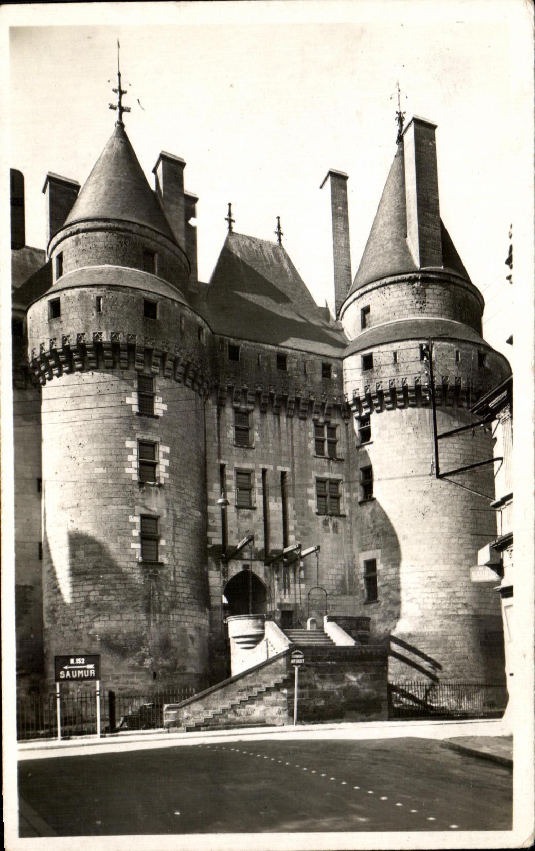 CPA Langeais Entree du Chateau 