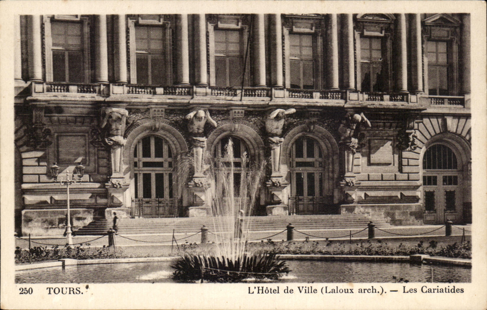 CPA Tours L'Hotel de Ville Les cariatides