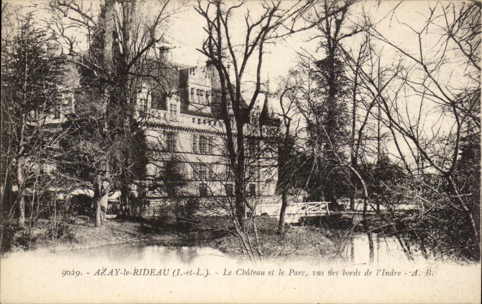 CPA Azay le Rideau Le Chateau et le Parc vus des bords de l'Indre