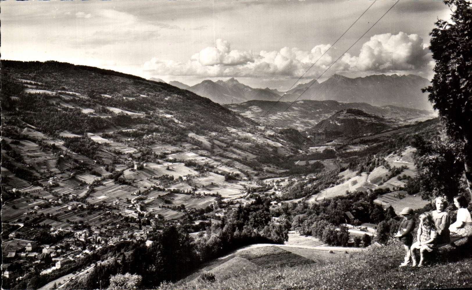 Vue sur la Vallée du Bréda et les Montagnes de Savoie : Les Bauges (2280 m.) — Dauphiné-Isère, autour d'Allevard — Cliché Albert Feugier — Éditions Allevard-les-Bains