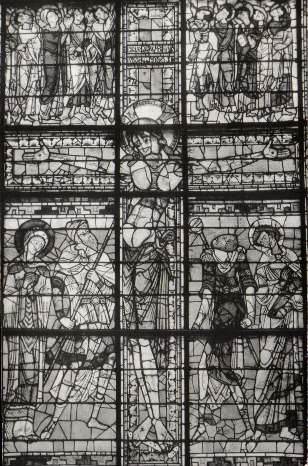 Foix — Cathédrale — Verrière représentant la Crucifixion et les saints