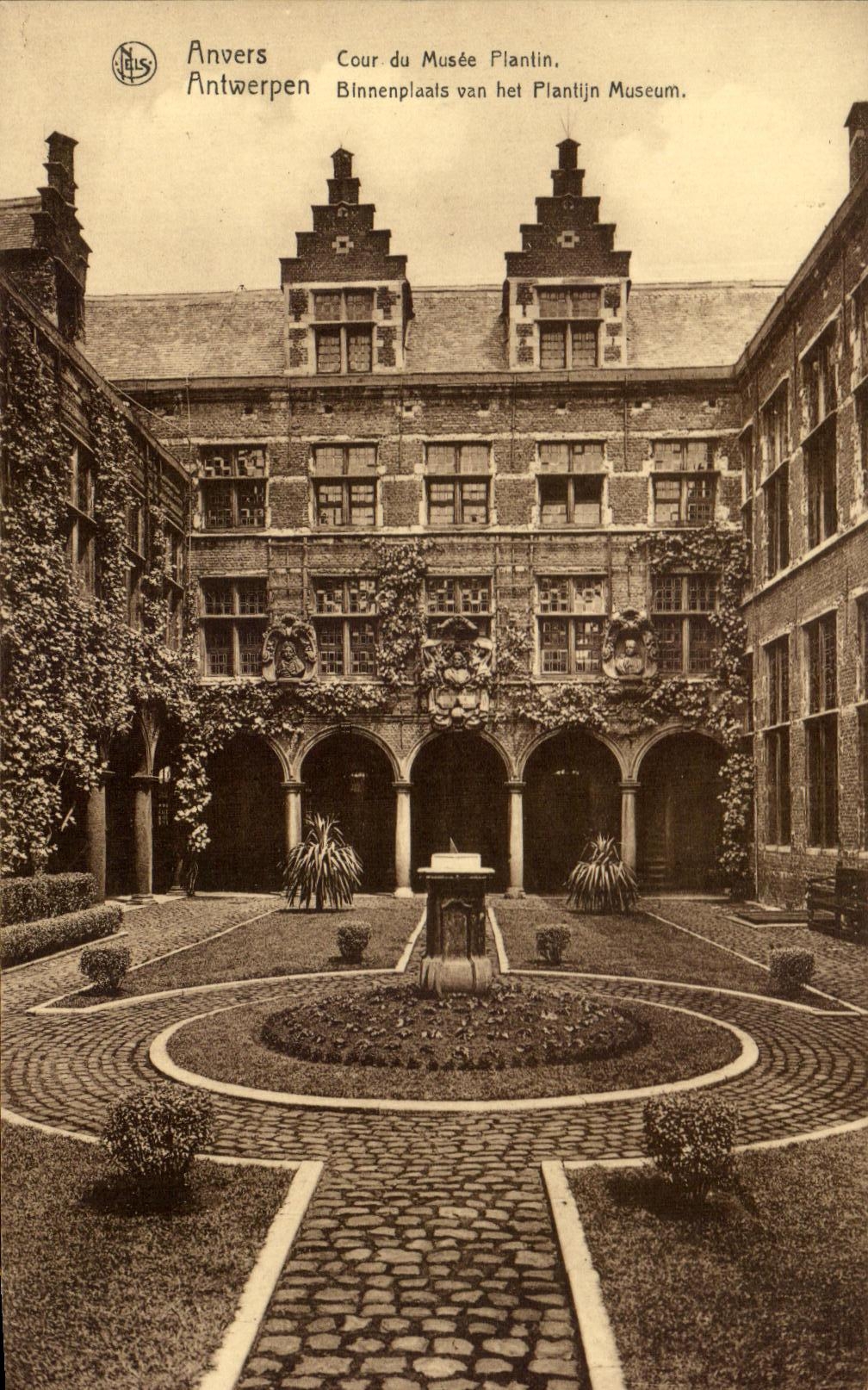 CPA Anvers Cour Du Musee Plantin Antwerpen Binnenplaais Van Hel Plantijn Museum