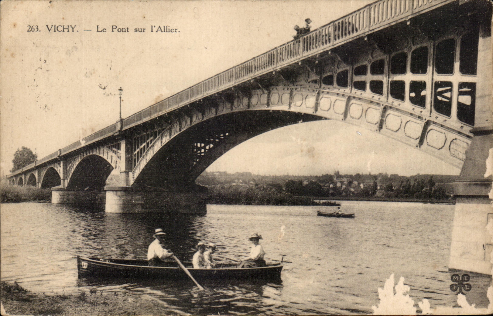 CPA Vichy Le Pont Sur l'Allier Barque 