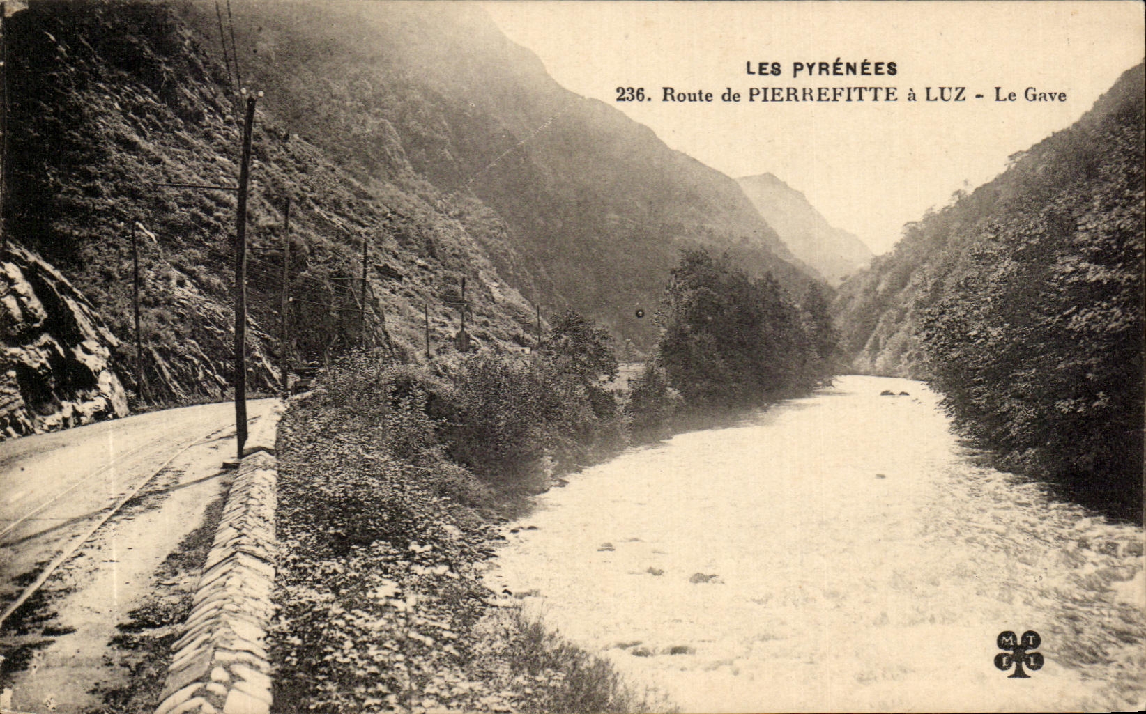 CPA Les Pyrenees Route De Pierrefitte A Luz Le Gave