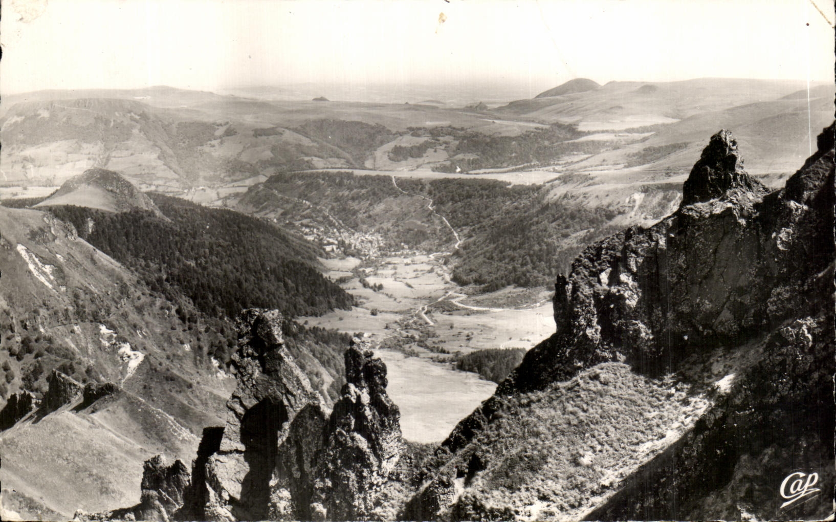 CPA L'Auvergne Vue prise du Sancy vers Le Mont Dore