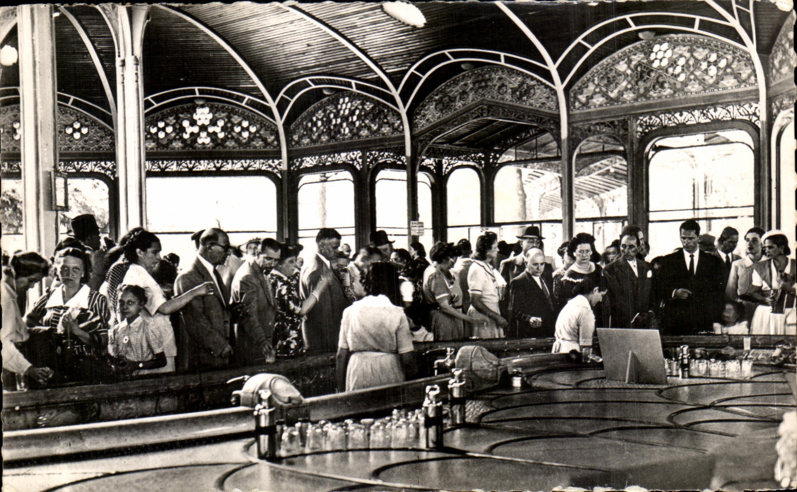 CPA Vichy Le source