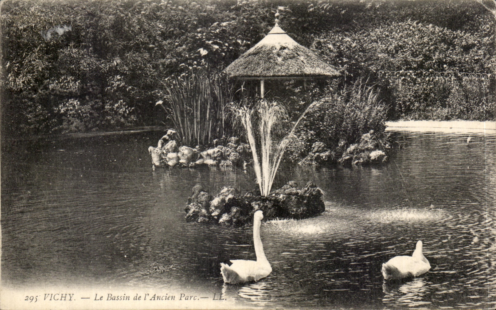 CPA Vichy Le Bassin de I'Ancien Parc Cygnes